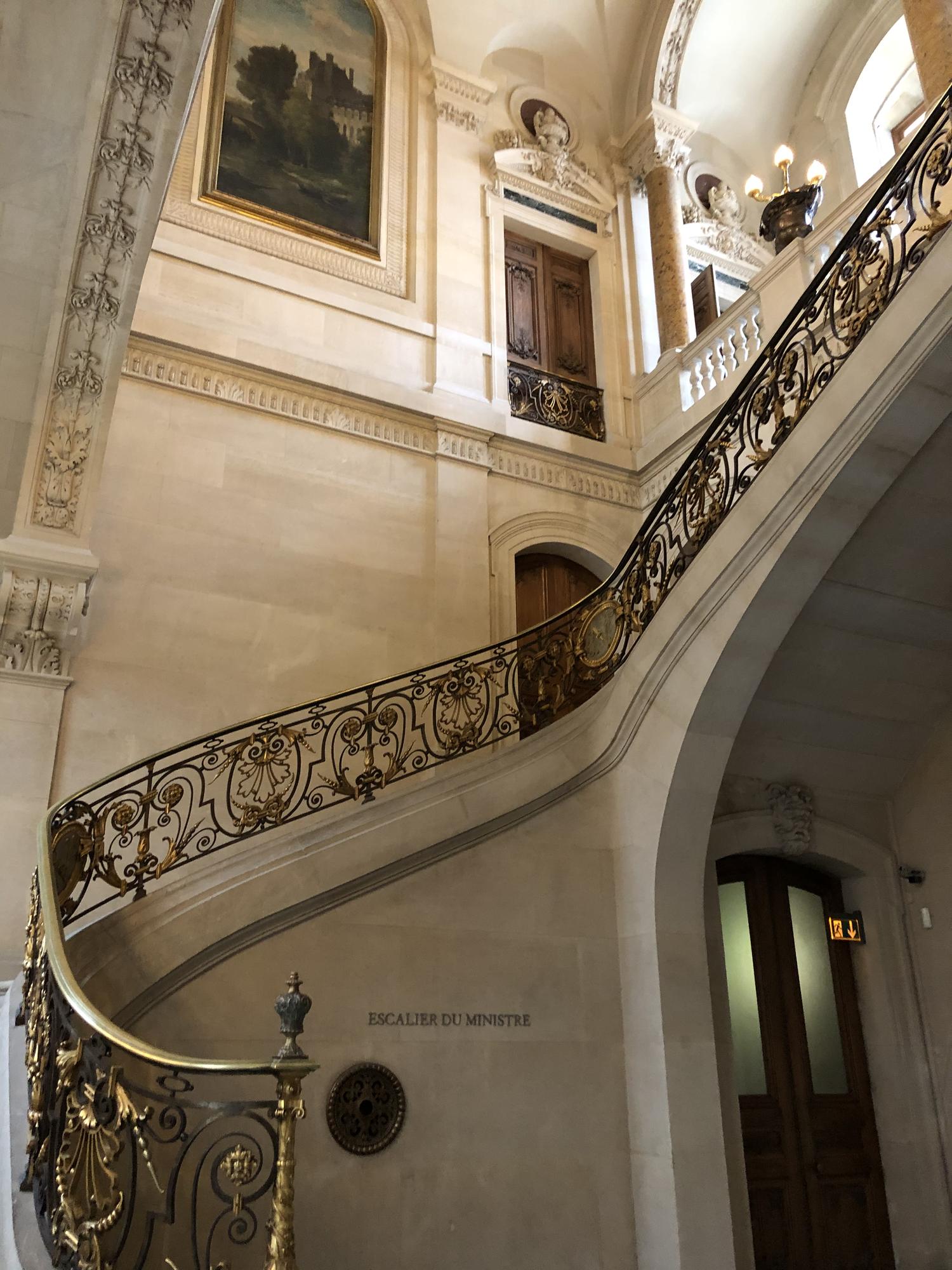 Detaliu scara marmura într-o vilă restaurată